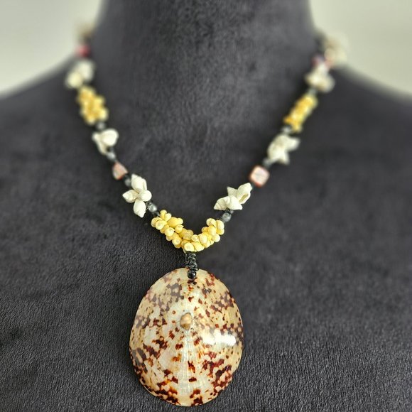 Hand Made Gorgeous Real Shell Necklace - Picture 1 of 5